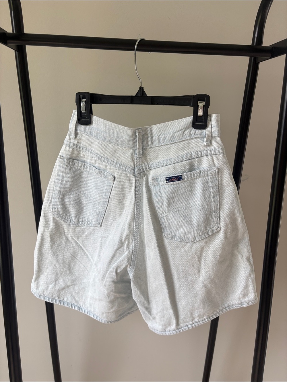 Chic Vintage Light-Wash High-Waisted Denim Mom Shorts - Picture 5 of 8
